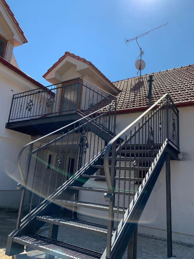 Apartmany In Veritas Mikulov Bagian luar foto