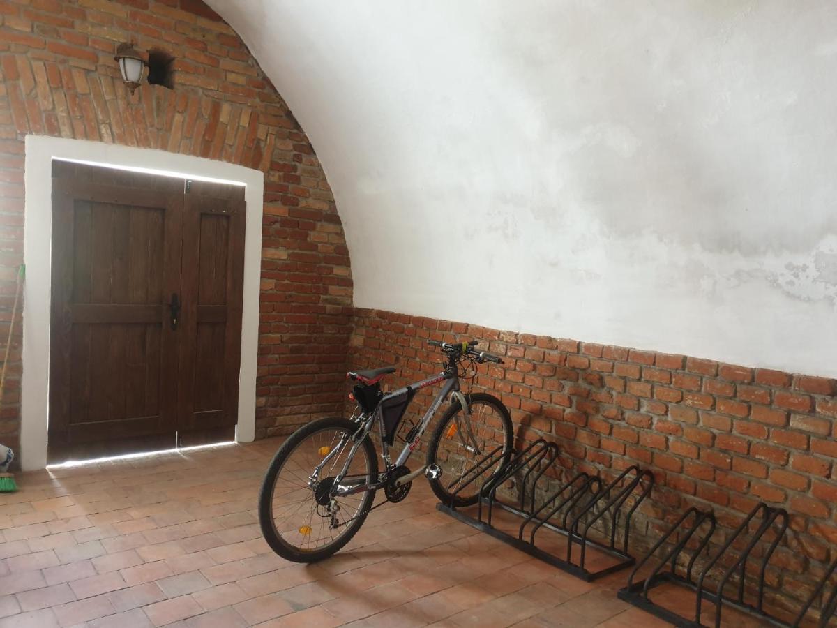 Apartmany In Veritas Mikulov Bagian luar foto