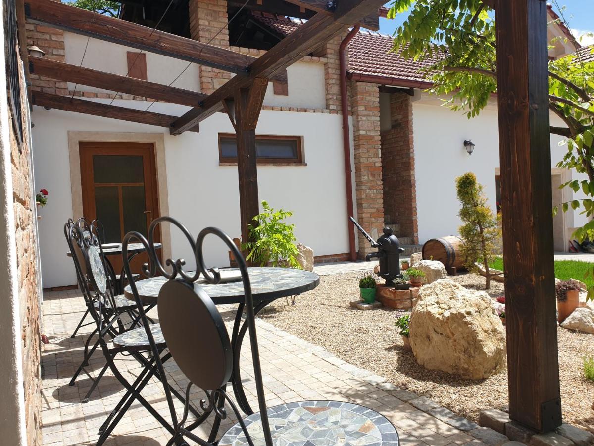 Apartmany In Veritas Mikulov Bagian luar foto
