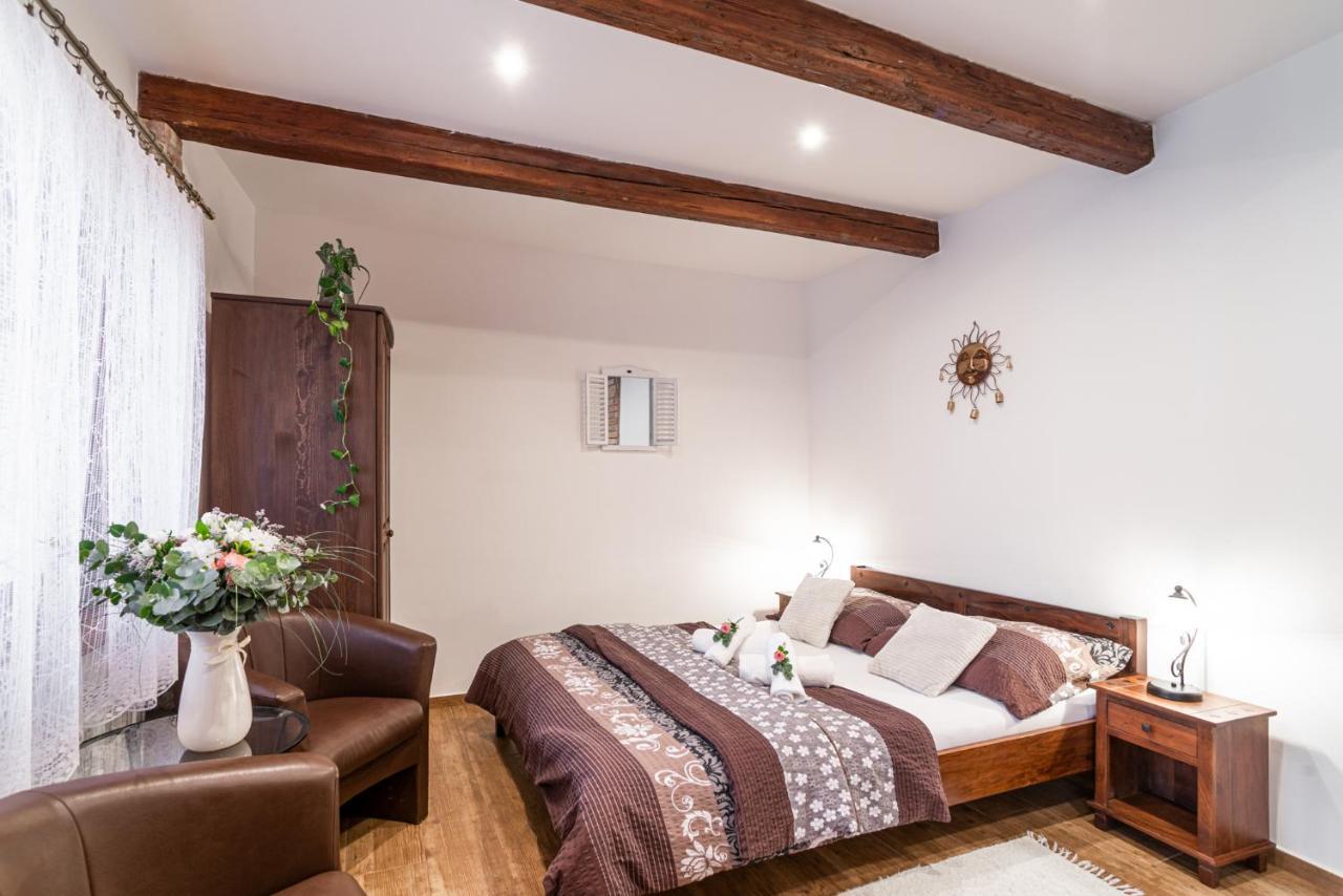 Apartmany In Veritas Mikulov Bagian luar foto