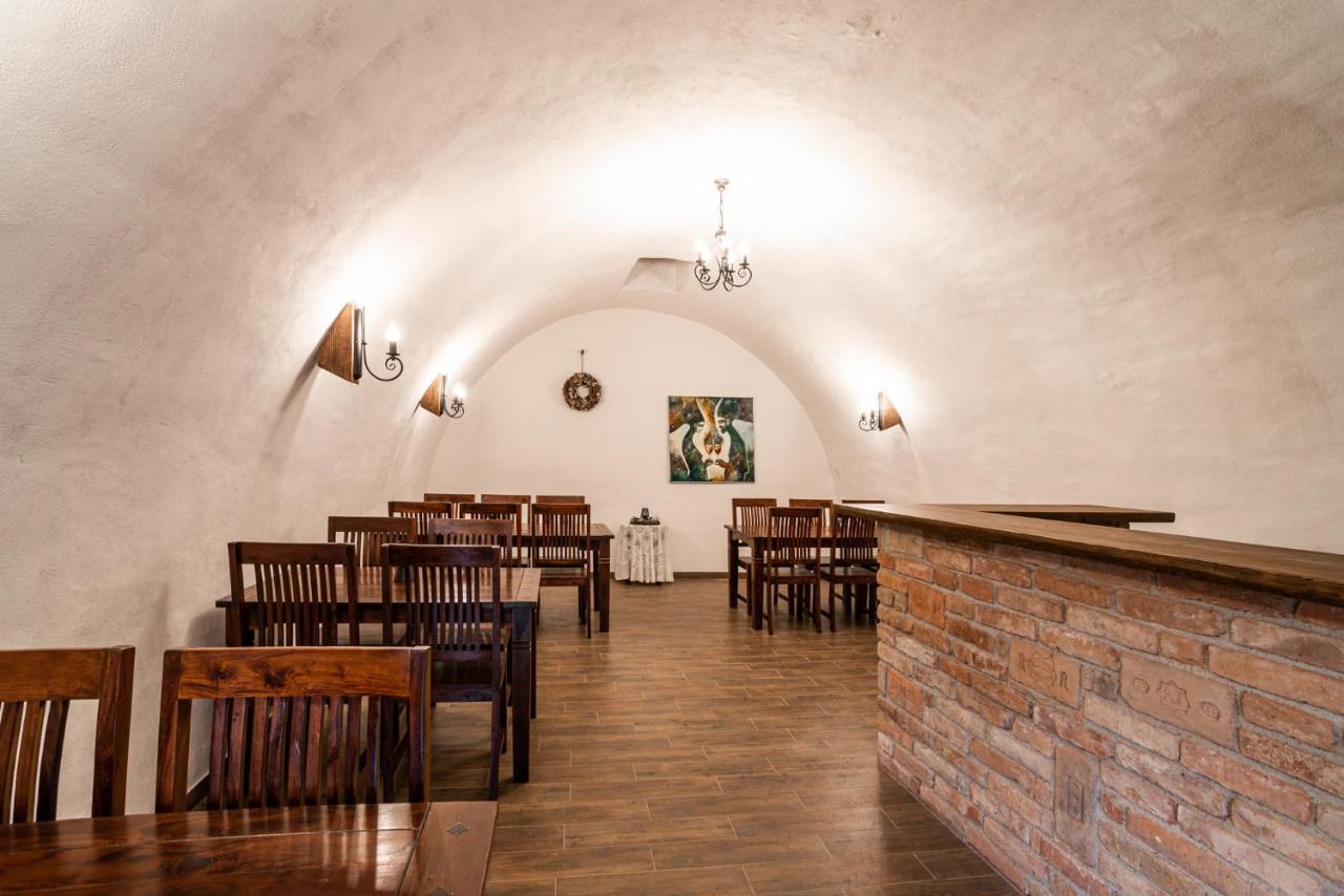 Apartmany In Veritas Mikulov Bagian luar foto