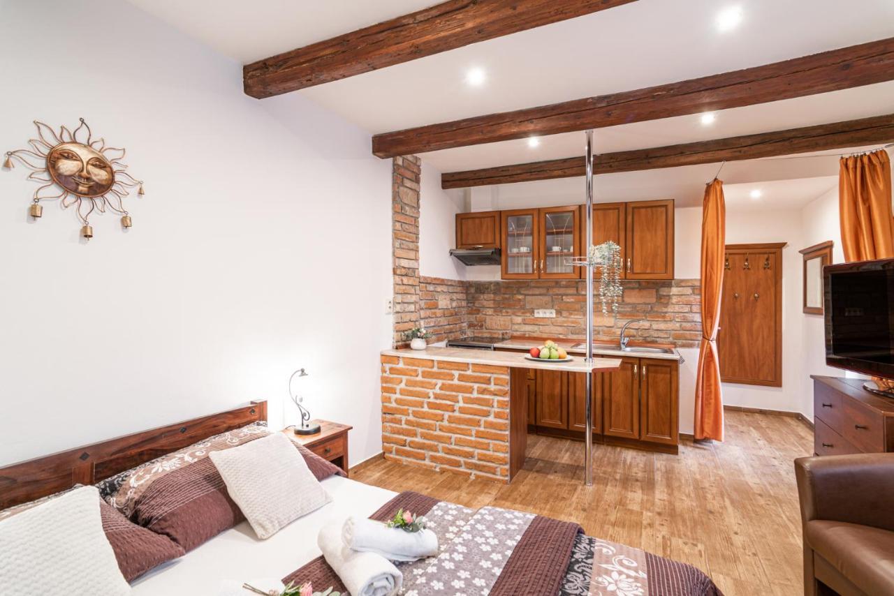 Apartmany In Veritas Mikulov Bagian luar foto