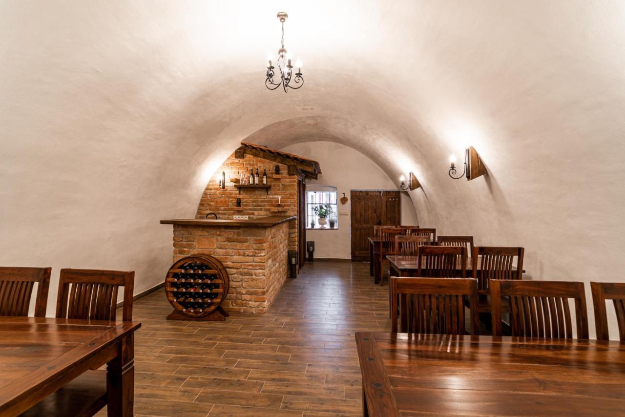 Apartmany In Veritas Mikulov Bagian luar foto